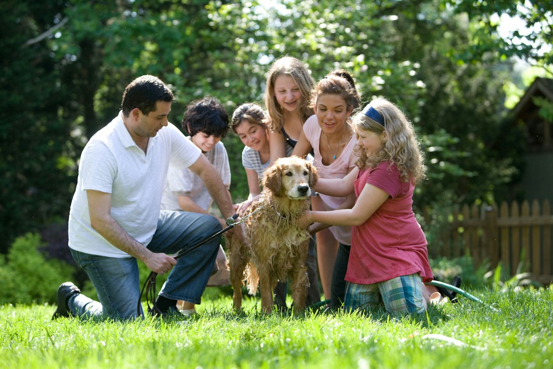 Una familia en el jardín de la casa que conservó
